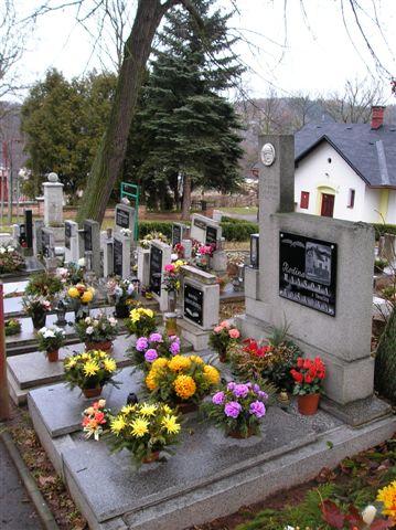 Hřbitov - ozdobené hroby v centrální části